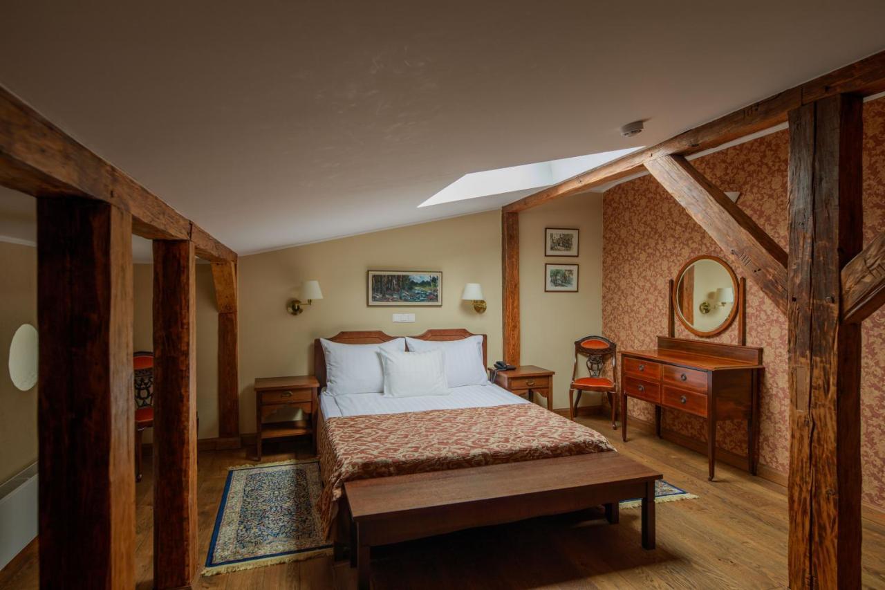 Saka Manor Hotel Buitenkant foto