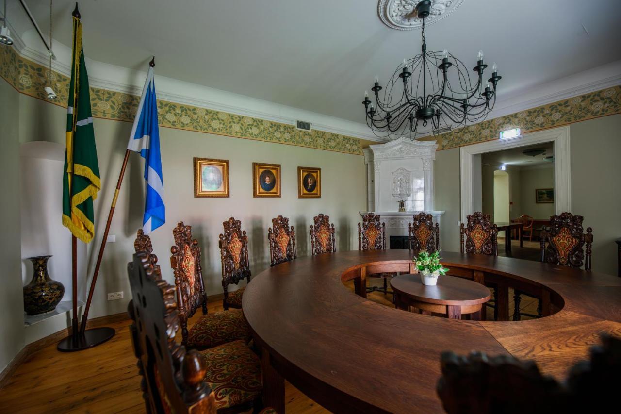 Saka Manor Hotel Buitenkant foto