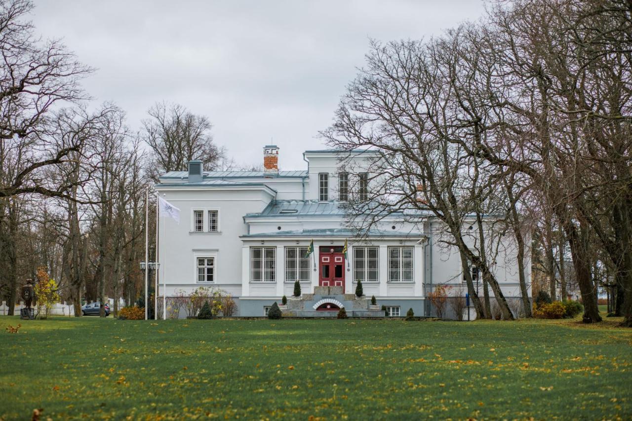 Saka Manor Hotel Buitenkant foto