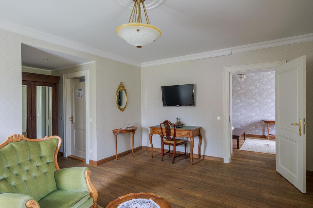 Saka Manor Hotel Buitenkant foto