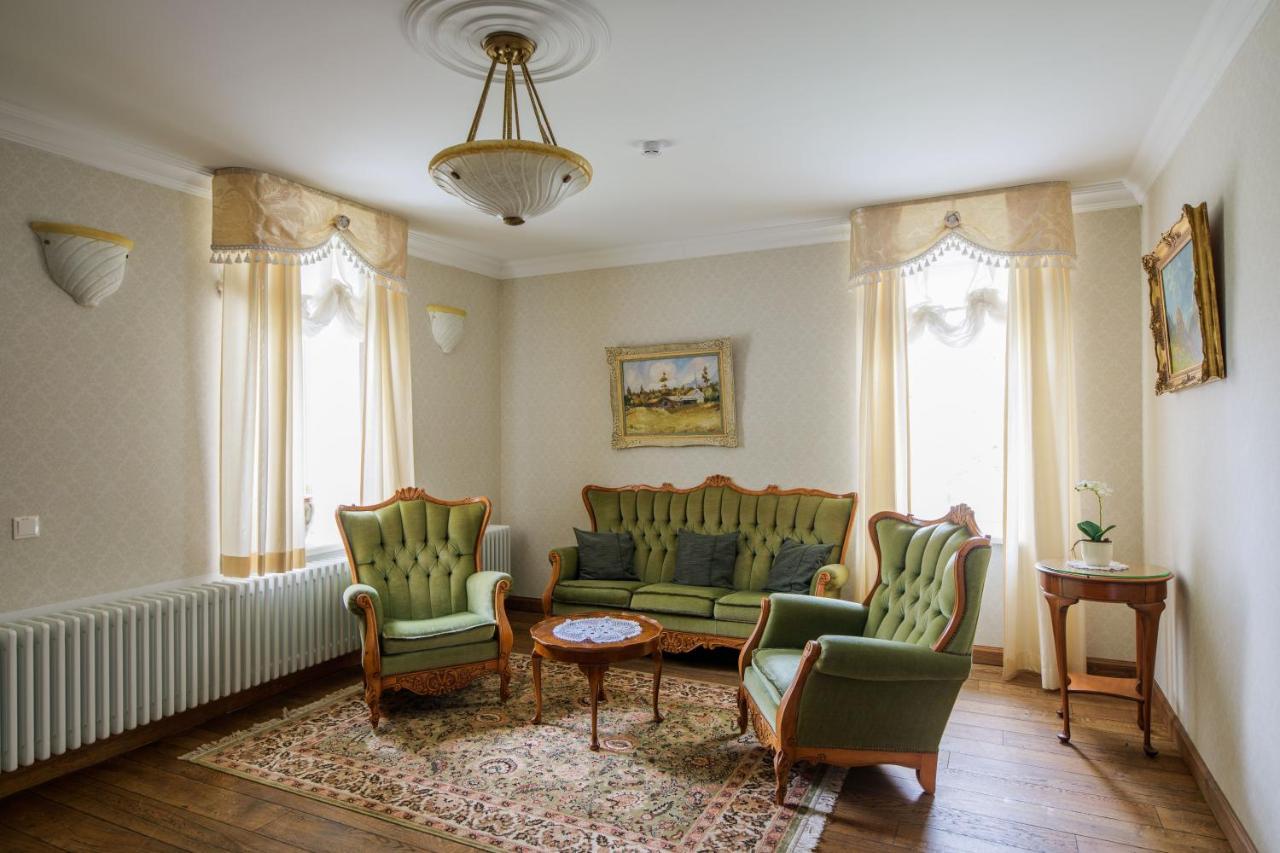 Saka Manor Hotel Buitenkant foto