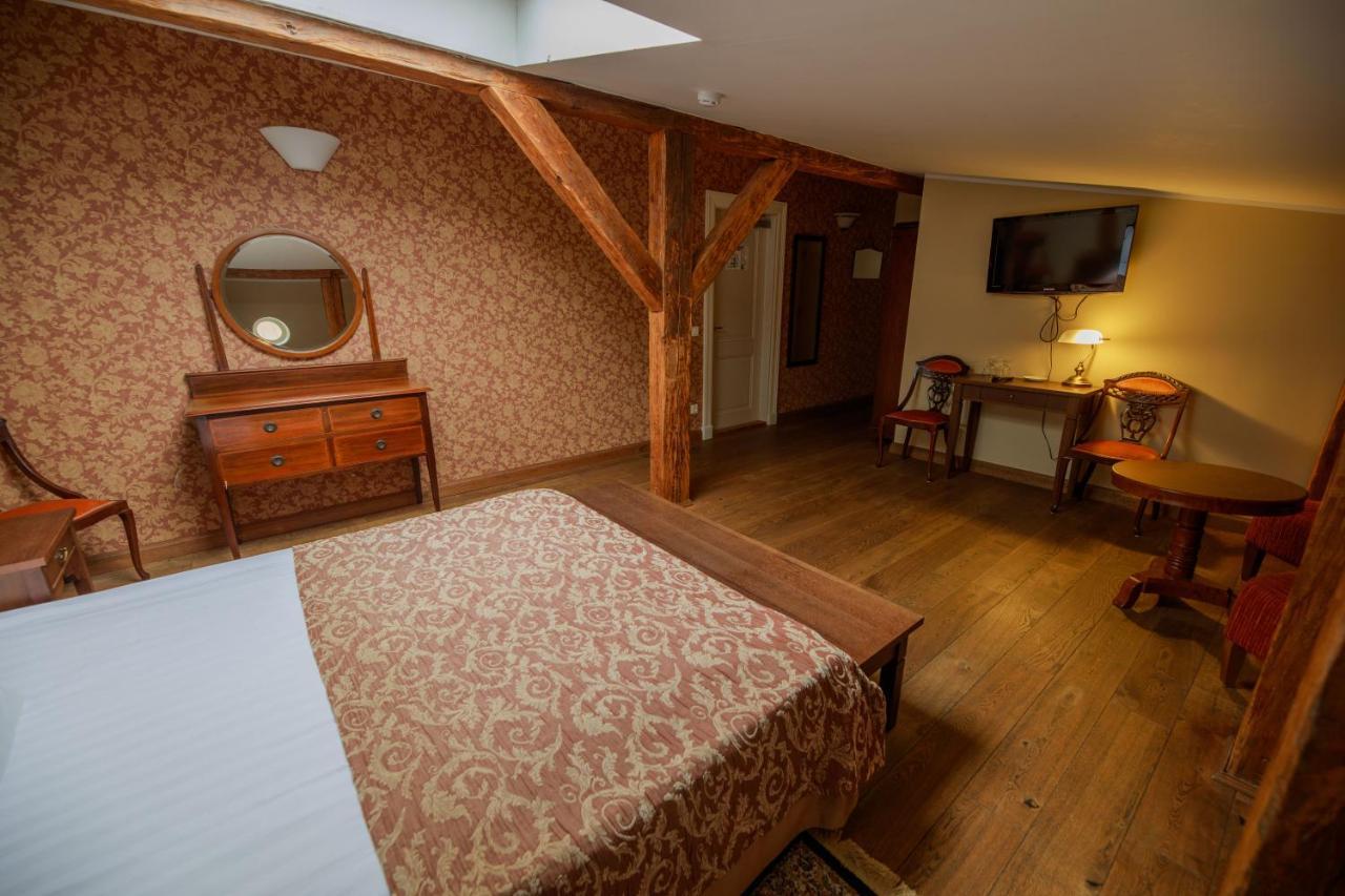 Saka Manor Hotel Buitenkant foto