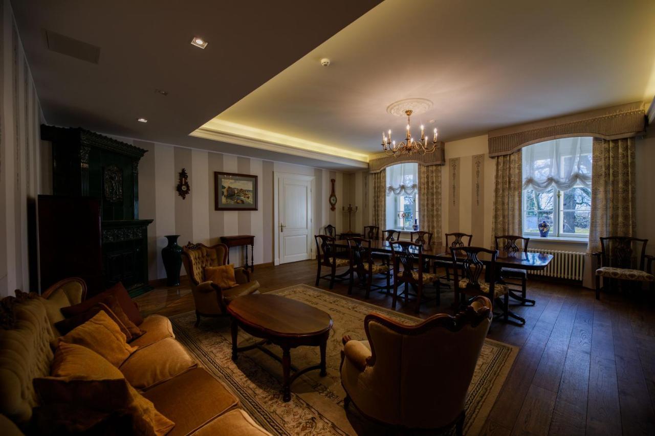 Saka Manor Hotel Buitenkant foto