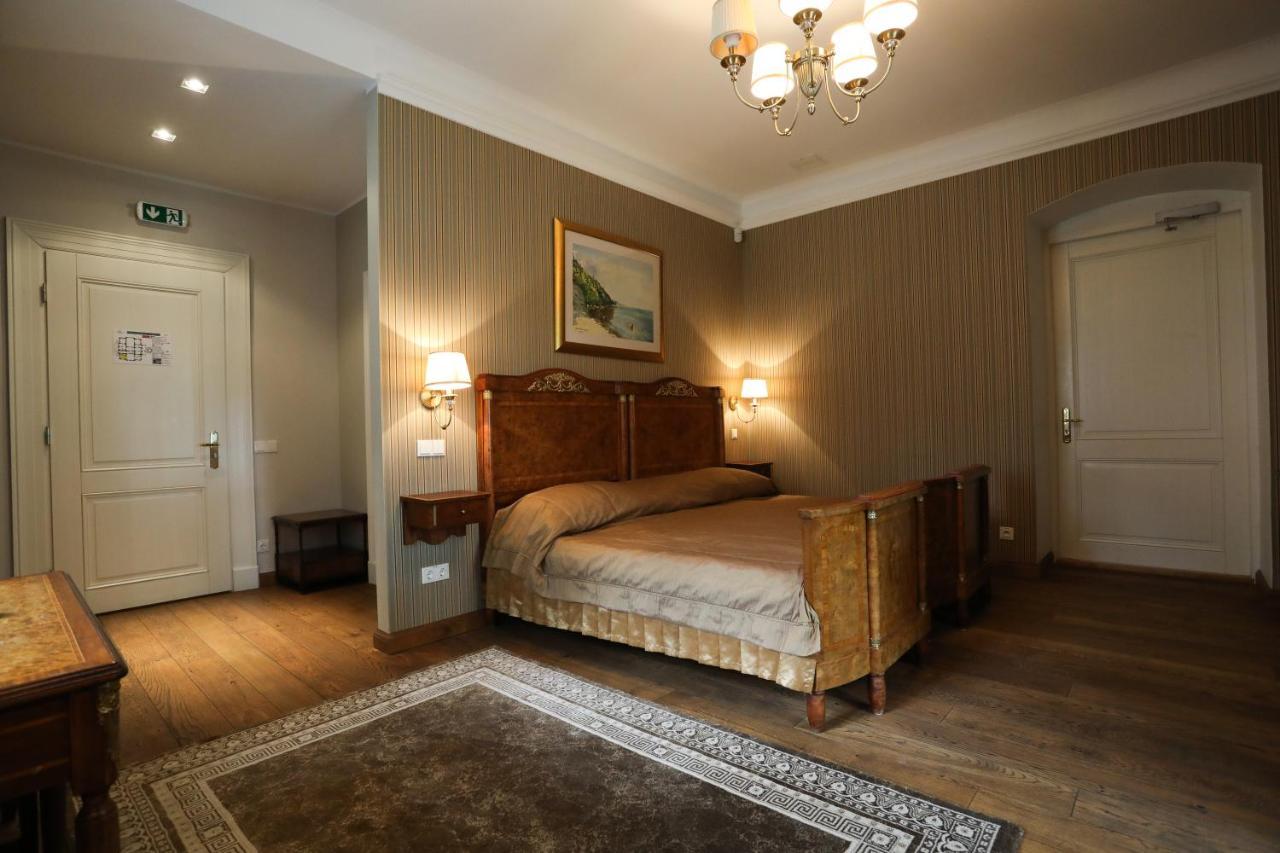Saka Manor Hotel Buitenkant foto