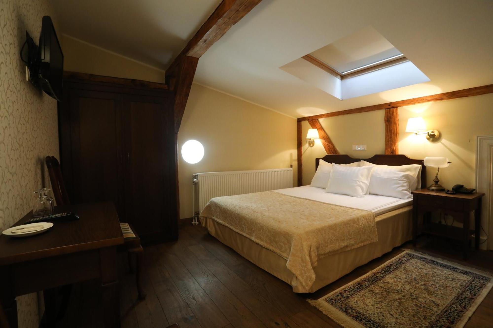Saka Manor Hotel Buitenkant foto