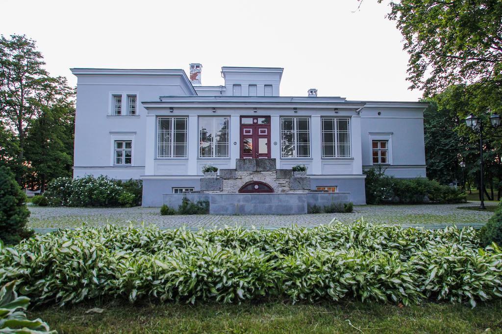 Saka Manor Hotel Buitenkant foto