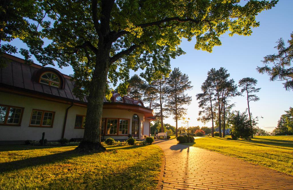 Saka Manor Hotel Buitenkant foto