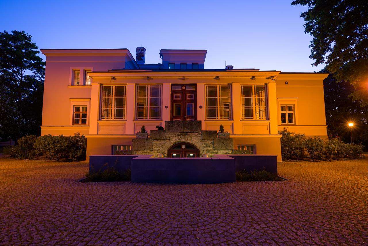 Saka Manor Hotel Buitenkant foto