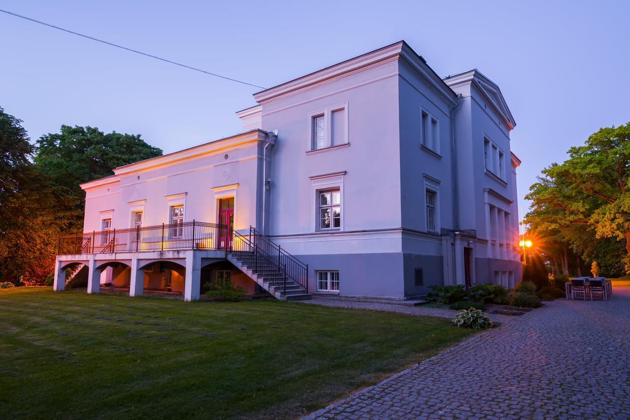 Saka Manor Hotel Buitenkant foto
